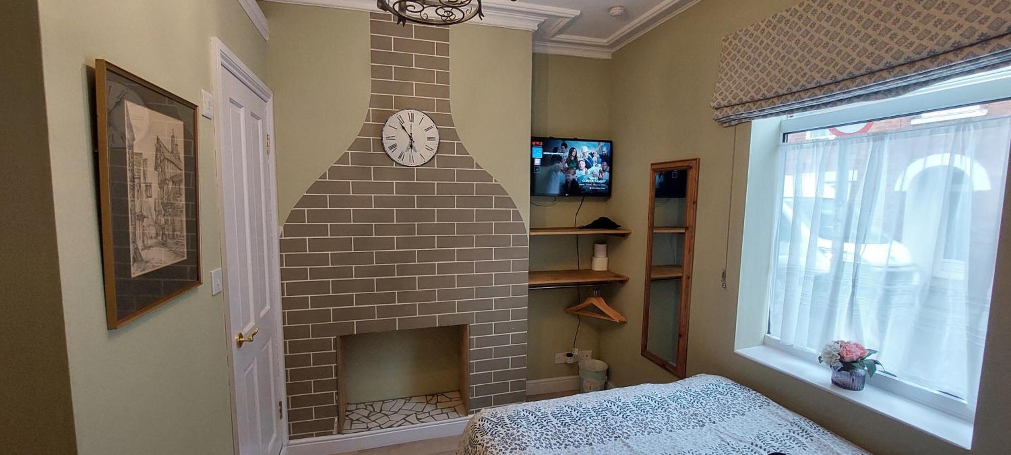 Salisbury Guest House - Free Parking — Photos 1